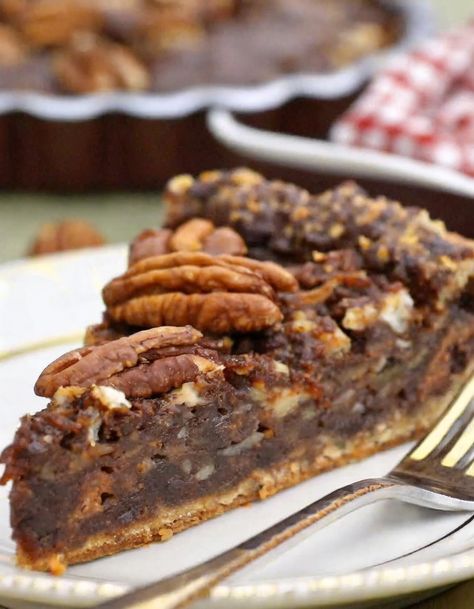 Texas Pecan Fudge Pie Fudge Pecan Pie, Heathly Dessert Recipes, Paleo Pecan Pie, Persian Food Recipes, Healthy Pie Recipes, Healthy Pies, Paleo Thanksgiving, Fudge Pie, Pecan Pies