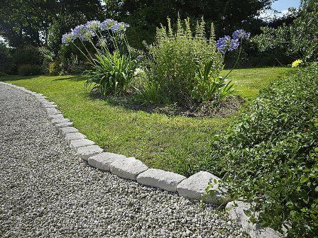 Bordes: Cómo separar el césped de la grava para que no se llene de césped cortado Garden Edging Stones, Landscape Edging Stone, Metal Landscape Edging, Garden Rock Border, Backyard Garden Landscape, Landscape Edging, Grasses Garden, Lawn Edging, Backyard Garden Design