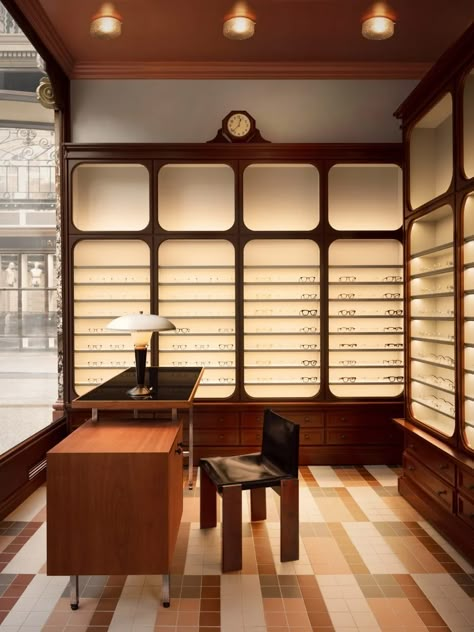 Cubitts eyewear store in Leeds taps into seminal design movements Retail Interior Design, Marble Columns, Interior Minimalista, English Design, Design Movements, Retail Interior, Store Interior, Shop Interiors, Retail Space