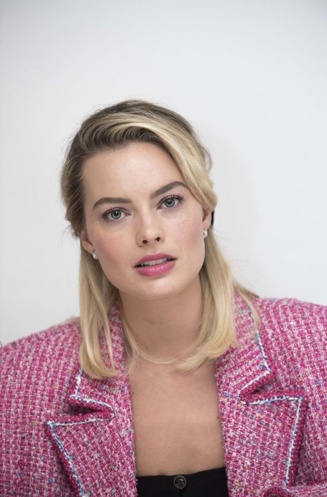 Growing Out Bob, Growing Out A Bob, Rag Curls, Margot Robbie Style, Jane Porter, Margot Robbie Harley, Chic Hairstyles, Animal Farm, Short Bob Hairstyles