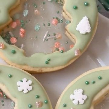 @decorelement on Instagram: "Interactive Christmas sugar cookies made with isomalt in the center to create a glass look add in some sprinkles and shake it up for an interactive cookie 🌲💚🍪 Baker credit: @sugarholic.girl #cookies #christmascookies #sugarcookies #royalicingcookies #royalicing #sugarcookiesofinstagram #christmasiscoming" Glass Sugar Cookies Snow Globe, Glass Bottom Sugar Cookies, Stained Glass Christmas Cookies, Glass Cookies Christmas, Glass Sugar Cookies, Christmas Goodies Recipes, Beats Recipe, Glass Cookies, Christmas Cookie Recipes Holiday