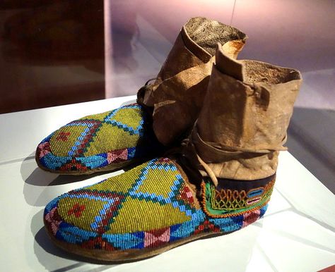 Cree Beadwork, Blackfoot Indian, Indigenous Beadwork, History Jewelry, Native American Moccasins, Bata Shoes, Moccasins Boots, Ancient Clothing, Beaded Moccasins