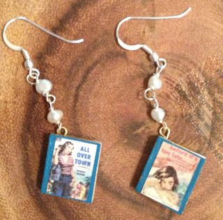 Easy to make book earrings. Book Jewelry Diy, Diy Book Earrings, Book Page Earrings, Book Earrings Diy, Playground Diy, Bracelet Supplies, Book Themed Party, Create Your Own Book, Photo Crafts