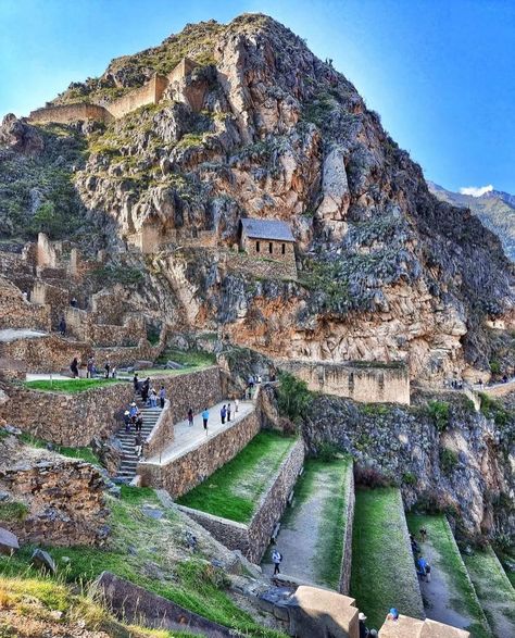 Machu Picchu Luna Tours 🦙 on Instagram: “📍Desde el sitio arqueológico de Ollantaytambo, Valle Sagrado 😍 Photo by @silvi_mesquita #VisitaPeru Tenemos tours 🙋🏻‍♂️ •Machu Picchu en…” South America Trip, Peru Trip, Winged People, America Trip, The Andes Mountains, Inca Empire, Machu Picchu Peru, Room Wall Painting, Rainbow Mountain