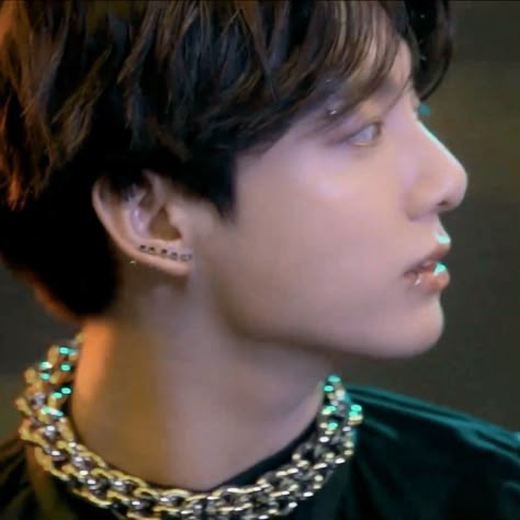 Jungkook Earrings, J-hope Boyfriend Material, Gold Aesthetic, Jungkook Abs, Bright Eyes, Attractive People, Baby Star, Travel Style, Bts Jungkook