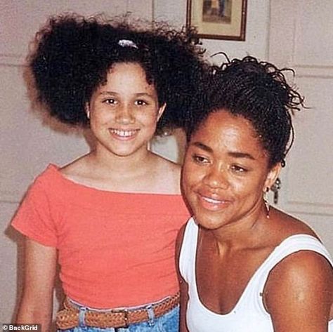 Meghan Markle as a child with her mother, Doria Ragland. Meghan, the first mixed race pers... Estilo Meghan Markle, Biracial Women, Princ Harry, Prince Harry Et Meghan, Doria Ragland, Prins Harry, Princess Meghan, Prince Harry And Megan, Markle Prince Harry