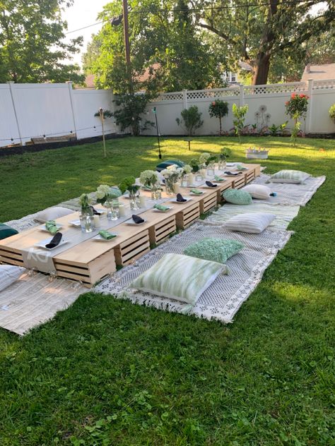 Outdoor Dinner Party Table, Gravel Garden Design, Pallet Picnic, Pallet Picnic Tables, Picnic Party Decorations, Backyard Dinner Party, Backyard Birthday Parties, Picnic Birthday Party, Garden Decoration Ideas