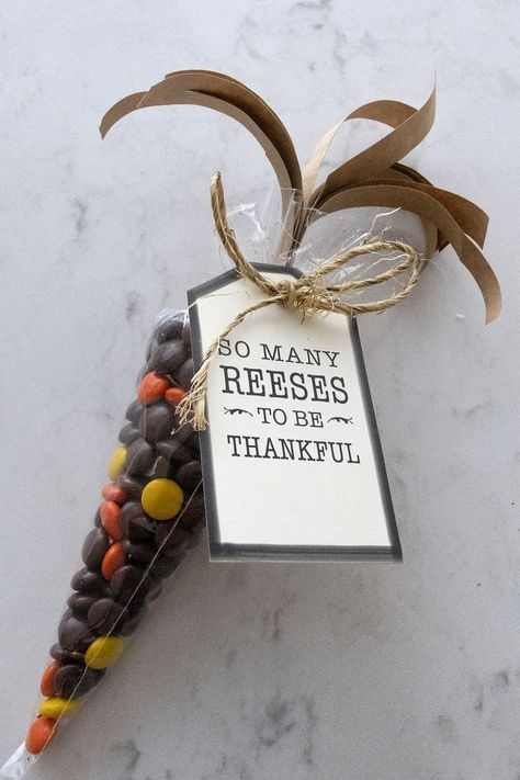 Free printable tags and craft project tutorial to create Indian corn using Reese's Pieces peanut butter candy for favors and gifts this Thanksgiving.  So Many Reeses To Be Thankful gift tags. #freeprintable Thanksgiving Sales Ideas, Thankful Gifts For Teachers, Thanksgiving Marketing Ideas, Thankful Basket, Gratitude Games, Thanksgiving Teacher Gifts, Thanksgiving Gifts Diy, Thanksgiving Baskets, Sunshine Committee