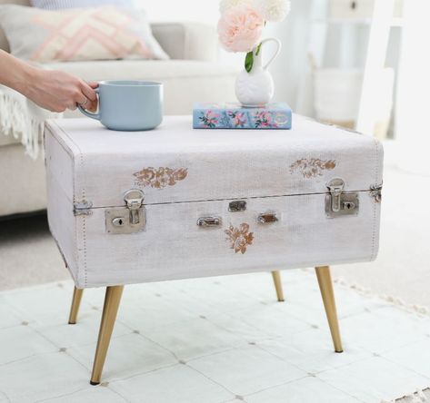 Pack your bags: Turn an old suitcase into a high-style coffee table Old Suitcase Ideas, Suitcase Coffee Table, Suitcase Ideas, Functional Coffee Table, Retro Luggage, Suitcase Table, Diy Suitcase, Old Glass Bottles, Make A Lamp