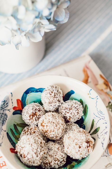 Coconut Date Balls, High Fat Snacks, Date Balls, Low Glycemic Diet, Low Carb Low Fat Recipes, Boiled Egg Diet Plan, Low Carb Meal Plan, Boiled Egg Diet, Fat Bomb Recipe