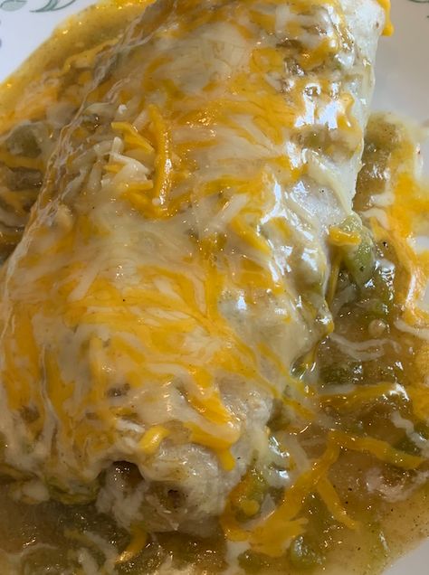 Authentic, Spicy, Smothered Green Chili Burritos - Tastes Delish Chili Burrito Recipe, Green Chili Burritos, Chili Burritos, Burritos Recipes, Colorado Recipes, Pork Burritos, Smothered Burritos, Wet Burrito, Hatch Peppers