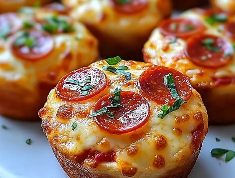 Big Family Recipes, Pizza Muffins Recipe, Ww Pizza, Foods Pizza, Pizza Cupcakes, Vegan Pepperoni, Pizza Muffins, Turkey Pepperoni, Classic Pizza