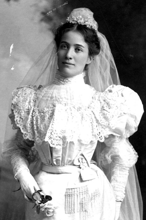 Antique Wedding Dresses, Victorian Bride, Victorian Wedding Dress, Vintage Wedding Photos, Victorian Wedding, Antique Wedding, Wedding Gowns Vintage, Vintage Bride, Vintage Bridal