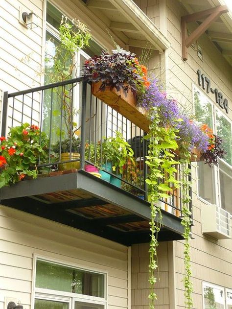 Patio Balcony Ideas, Klein Balkon Decor, Apartment Porch, Apartment Patio Gardens, Design Per Patio, Apartment Balcony Garden, Balcony Planters, Tiny Balcony, Balcony Ideas Apartment Outdoor