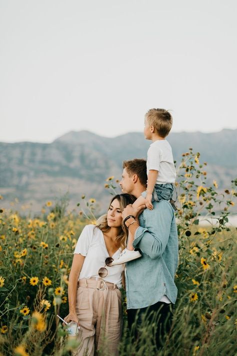 Easiest Snacks, Picnic Family, Outdoor Family Photoshoot, Christine Andrew, Sunflower Family, Cute Family Photos, Family Photos With Baby, Sunflower Photography, Family Photoshoot Poses