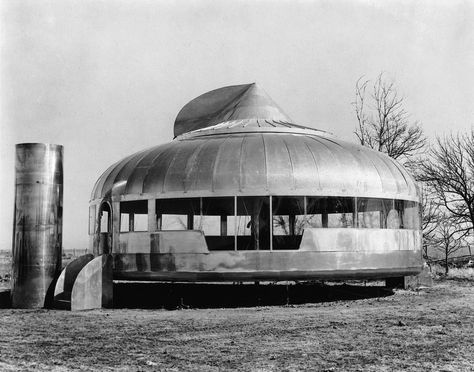 Buckminster Fuller’s Dymaxion House, first completed in 1930 and redesigned in 1945, was an early attempt to develop autonomous architecture. Never produced industrially, the prototypes nonetheless paved the way for the future of non-rectilinear residential building. Dymaxion House, Richard Buckminster Fuller, Dome Houses, Architecture Antique, Buckminster Fuller, Henry Ford Museum, Quonset Hut, Unusual Buildings, Wichita Kansas