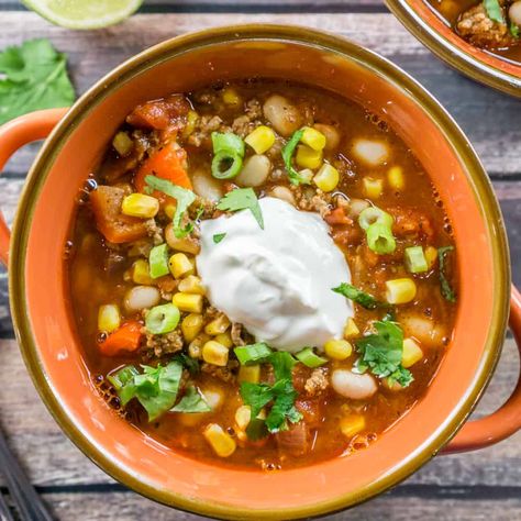 Your whole family will love this Southwestern White Bean Chili! It is a quick and easy recipe that works for a weeknight meal or for Sunday dinner. Naturally gluten free. #chilirecipes #quickchilirecipes #whitebeanchili #southwesternchili #chili #chiliwithcorn #easychili #dinner #glutenfree #beans Chili With Ground Beef, Southwest Chili, Quick Chili Recipe, White Bean Chili Recipe, White Bean Chili, Easy Chili, Bean Chili, Chili Recipe Easy, White Bean