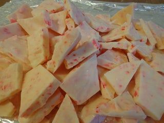 Peppermint Almond Bark: 4 Steps Almond Bark Recipes, Peppermint Treats, Peppermint Bark Recipes, Christmas Cookie Recipes Holiday, White Almond Bark, Vanilla Fudge, Candy Bark, Winter Treats, Christmas Candy Recipes