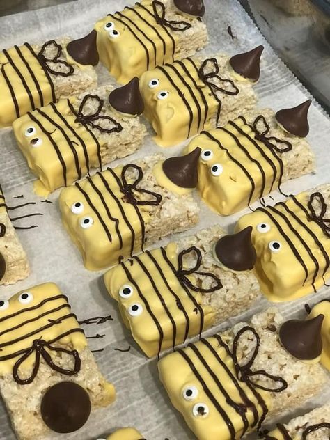 Bee Themed Breakfast, Bumble Bee Desserts, Bee Themed Finger Foods, Bee Theme Snacks, Bee Rice Krispie Treats, Bee Gender Reveal Party Food, Bee Snacks, Bee Party Food Ideas, Bee Themed Food