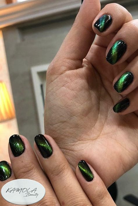 Green Cat Eye on natural nails Green Cat Eye Nails Short, Black Green Cat Eye Nails, Tiger Eye Nails, Gatsby Nails, Nails Tiger, Green Cat Eye Nails, Nail Art Green, Green Cat Eye, Popular Nail Colors