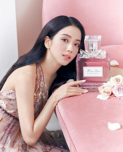 Lily of the Valley_KJS on Twitter: "Prettiest girl ever #JISOO #BLACKPINK @BLACKPINK… " Miss Dior Blooming Bouquet, Buku Harry Potter, Dior Perfume, W Korea, Dior Beauty, Vogue Korea, Miss Dior, Jennie Lisa, Kim Jisoo