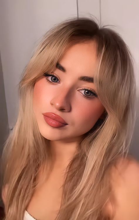 Sabrina Carpenter Eyebrows, Sabrina Carpenter Haircut Brown Hair, Sabrina Carpenter Blonde, Sabrina Carpenter Hair Color, Sabrina Carpenter Hair Layers, Sabrina Carpenter Hair, Sabrina Aesthetic, Instagram Post Idea, Long Hairstyle Ideas