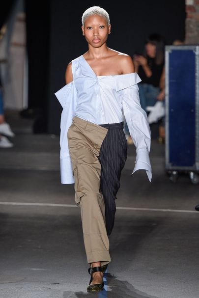 As New York Fashion Week kicks off four weeks of fashion, Vogue rounds up the spring/summer fashion trends from New York. Deconstruction Fashion, Fashion Week Trends, Fashion Vogue, Catwalk Collection, Looks Street Style, New Fashion Trends, Fall Fashion Outfits, Spring 2017, Fashion 2017