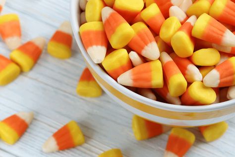 15 Easy Halloween Minute To Win It Games - So Festive! Games With Candy Corn, Games With Candy, Cream Of Corn, Easy Party Games, Leftover Candy, Star Wars Food, Fun Halloween Games, Homemade Trail Mix, Pumpkin Candy Corn