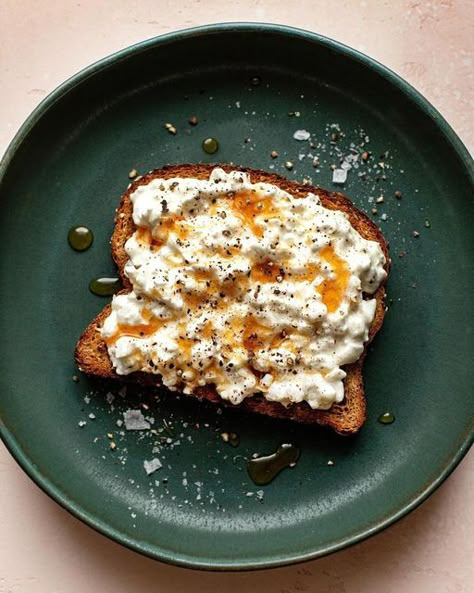 Cottage Cheese On Toast, Breakfast Cottage Cheese, Cheese On Toast, Honey Breakfast, High Protein Foods, Honey Toast, High Protein Low Calorie, Flaky Salt, Cheese Toast