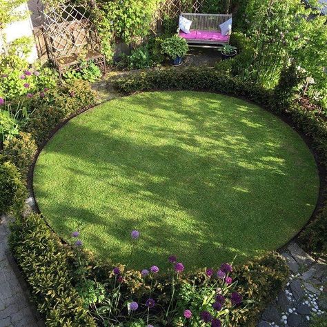 Circular Lawn Small Garden, Round Lawn Small Garden, Round Lawn Ideas, Round Grass Lawn, Circular Lawn Garden Design, Oval Lawn, Round Lawn, Circular Garden Design, Circular Garden