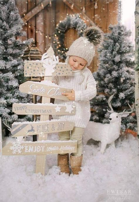 Christmas Photoshoot Kids, Christmas Mini Shoot, Christmas Family Photoshoot, Photo Backdrop Christmas, 2023 Ideas, Baby Christmas Photos, Xmas Photos, Christmas Photo Booth, Christmas Shoot