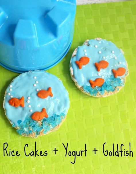 YUMMY & Healthy Kids After School & Party Snack Idea - this is so simple to make! Would pair great with an "under the sea" ocean theme! Rainbow Fish Snack Ideas, Fish Snacks For Preschool, Interactive Snacks For Kids, Rainforest Snacks For Kids, Fish Snacks For Kids, Cute Summer Snacks, Ocean Snacks For Preschool, Ocean Snacks For Kids, Under The Sea Snacks For Kids