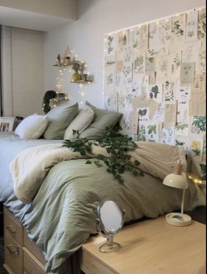 bedroom ideas Dorm Room Ideas Bohemian, Green Dorm Bedding, Dorm Room Ideas Preppy, Green Dorm Room Ideas, Dorm Room Ideas Boho, Room Ideas Preppy, Green Dorm Room, College Dorm Aesthetic, Girls Bedroom Green