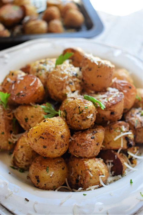 Fluffy Mashed Potatoes Recipe - Julia's Cuisine Parmesan Baby Potatoes, Crispy Parmesan Potatoes, Parmesan Roasted Potatoes, Roasted Baby Potatoes, Potatoes In Oven, Fluffy Mashed Potatoes, Mashed Potatoes Recipe, Parmesan Potatoes, Potato Recipes Side Dishes