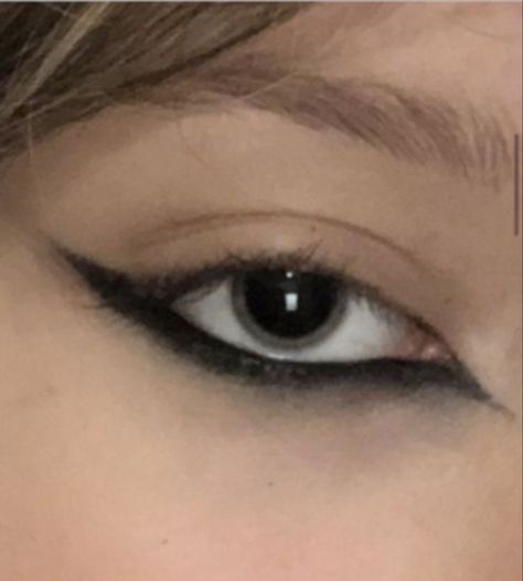 Eyeliner Inspo Goth, Black Eye Pencil Make Up, Black Eyeshadow Under Eye, Grange Make Up, Undereye Liner, 90’s Grunge Makeup, Under Eye Eyeliner, Siren Eyeliner, Cool Eyeliner Ideas