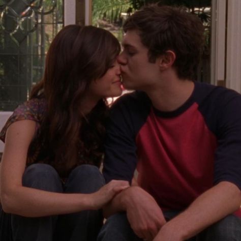 Cohen And Summer, Seth Cohen And Summer, Seth Summer, The Oc Show, Summer The Oc, Nose Kiss, Summer Roberts, 2000s Men, Oc California