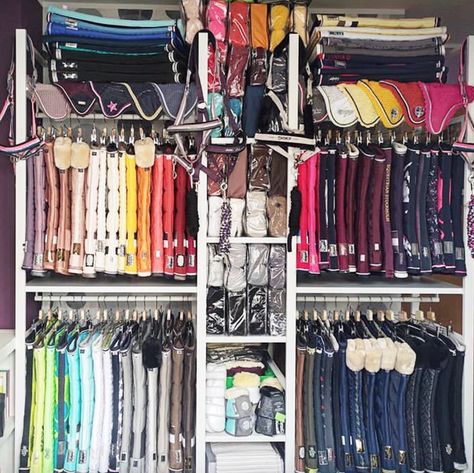 Horse Home, Equestrian Room Ideas Bedrooms, Horse Show Necessities, Saddle Pad Organization, Horse Tack Locker Organization, Horse Tack Room Organization, Tackroom Ideas Equestrian, Aesthetic Horse Tack, Aesthetic Tack Room