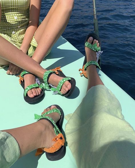 Teva Sandals Aesthetic, Tevas Outfit, Teva Sandals Outfit, Flops Outfit, Sandals Aesthetic, Hypebeast Women, Gucci Flip Flops, Yeezy Fashion, Highsnobiety Fashion