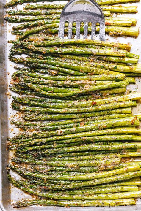 Garlic Parmesan Roasted Asparagus Recipe - #asparagus #recipe #eatwell101 - These epic roasted garlic parmesan asparagus are crispy and golden on the outside, yet tender on the inside. - #recipe by #eatwell101® Recipe Asparagus, Easy Asparagus, Easy Asparagus Recipes, Makanan Rendah Kalori, Asparagus Recipes Baked, Asparagus Recipes Roasted, Oven Roasted Asparagus, Parmesan Asparagus, Baked Asparagus