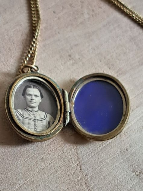 ANTIQUE VICTORIAN PHOTO LOCKET NECKLACE Props Ideas, Victorian Locket, Antique Locket, Victorian Photos, Photo Locket Necklace, Victorian Design, Photo Locket, Women Set, Locket Necklace