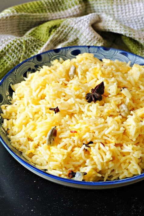 Pilau Rice with basmati rice, saffron, cardamom, cinnamon, star anise and cloves, a beautifully fragrant side dish that is the perfect accompaniment to any Indian or Middle Eastern feast. It's incredibly easy and quick to make, and it can rival any restaurant or take away pilau rice. Star Anise Rice, Pilau Rice Recipe, Middle Eastern Rice, Pilaf Rice, Cardamom Recipe, Basmati Rice Recipes, Pilau Rice, Indian Rice Recipes, Indian Rice