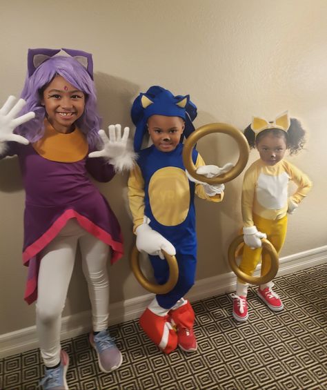 Sonic The Hedgehog Family Costume, Sonic Family Halloween Costumes, Tails Costume, Sonic Costumes, Sibling Costumes, Sonic The Hedgehog Tails, Sonic Family, Sonic Costume, Tails Sonic