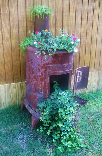 how to reuse and recycle old stoves for garden decorations and planters in vintage style Woodstove Ideas, Junk Garden, Stove Range, Expensive Flowers, Old Stove, Garden Junk, Vintage Garden Decor, Big Garden, Garden Containers