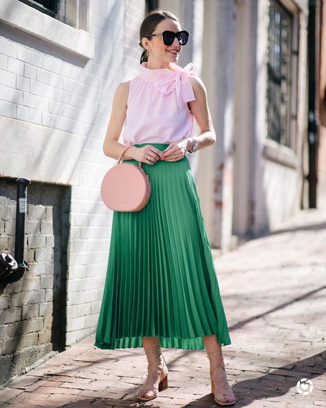 Green Skirt Outfits, Our Senses, Scalloped Design, Color Blocking Outfits, Color Combinations For Clothes, Stylish Mom, Style Inspiration Spring, Paris Outfits, Beautiful Color Combinations