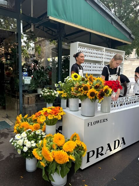 Flower Sale Stand, Prada Flowers, Givenchy Campaign, Flower Booth, Flowers In Paris, Advertising Stand, Flower Station, Flower Shop Interiors, Brand Activations