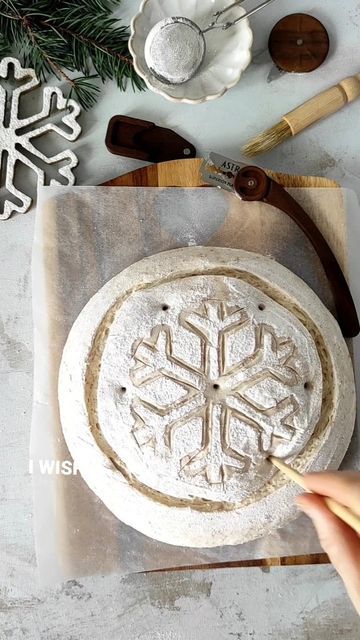 Snowflake Bread Scoring, Snowflake Sourdough Scoring, Sourdough Bread Scoring, Sourdough Scoring, Biscuits Halloween, Festive Baking, Bread Scoring, Winter Baking, Bread Sourdough