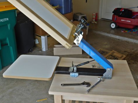 Diy Screen Print, Screen Printing Table, Silk Screen Printing Diy, Screen Printing Tutorial, Cheap Shelves, Screen Printing Supplies, Screen Printing Studio, Screen Printing Press, Diy Screen