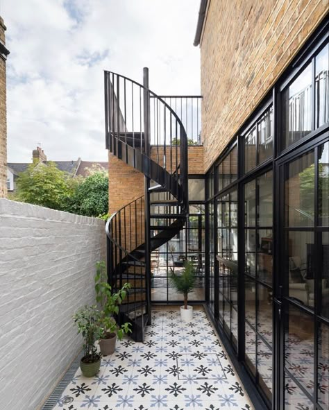 Exterior Spiral Staircase, Courtyard With Staircase, Terrace Stairs Outdoor, Stairs To Rooftop, Terrace Stairs, London Courtyard, Outdoor Spiral Staircase, Circle Stairs, Spiral Staircase Outdoor