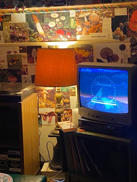 #roominspiration #vhs #retro #vintage #vinyls 80s Bedroom Aesthetic Retro, Vintage Rooms 80s, Retro Bedroom Ideas Vintage 80s, Crt Tv Aesthetic Room, Vhs Decor, Vhs Tv Aesthetic, Vhs Setup, 90s Tv Set, Vhs Room