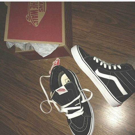 Vans Shoes High Tops, White High Top Shoes, Vans High Tops, Mens Outdoor Fashion, Vans Girl, Vans Black And White, White High Tops, Shoes Vans, Black Vans